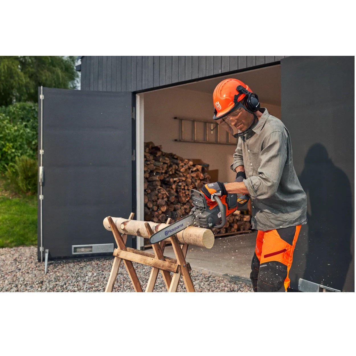 Husqvarna Motosega 225i - Con Batteria e Caricabatteria Cod. Art. 970 54 75‑05